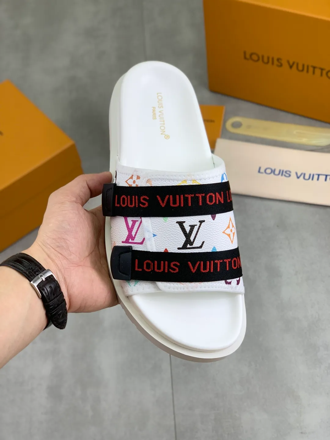 Men's shoes 💰P320💰【New style】🆘 Original quality 【LOUIS VUITTON】The popular Louis Vuitton LV men's slippers on the official website are on sale simultaneously! Original fabric imported from Italy, original factory special supply, code number: 38-44 (45 customized), many colors available